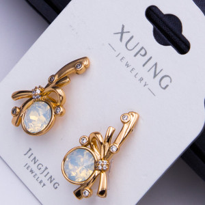 Сережки Xuping№800  SWAROVSKI перламутрового кольору на гвоздиках 18к купити сережки з медичного золота для оптового продажу